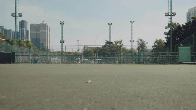 十几岁的女孩在一个阳光灿烂的日子里玩滑板。视频素材