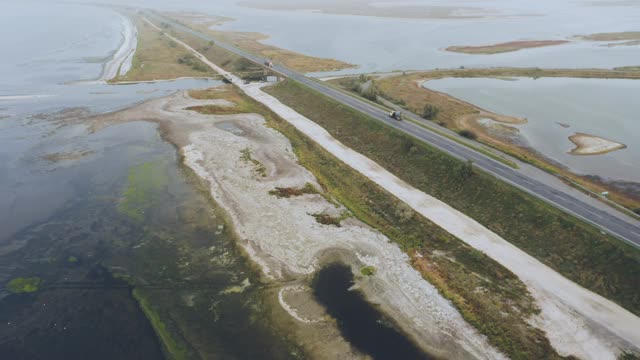 被水包围的公路上卡车的鸟瞰图视频素材