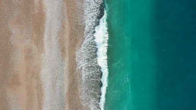 大海和海滩的鸟瞰图视频素材