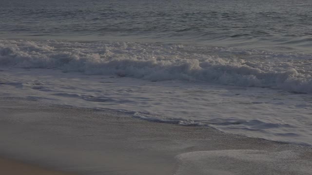 巨大的海洋日落。燃烧的天空和闪耀的金色海浪。日落海4 k。红色的天空，黄色的太阳和惊人的海洋。海水的泡沫冲到黄色的沙滩上。夏日夕阳海景。缓慢的运动。视频素材