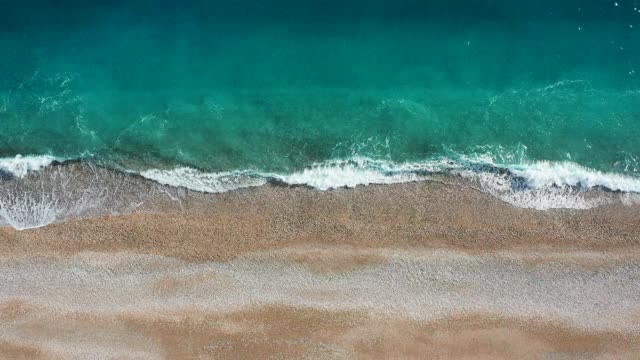 大海和海滩的鸟瞰图视频素材