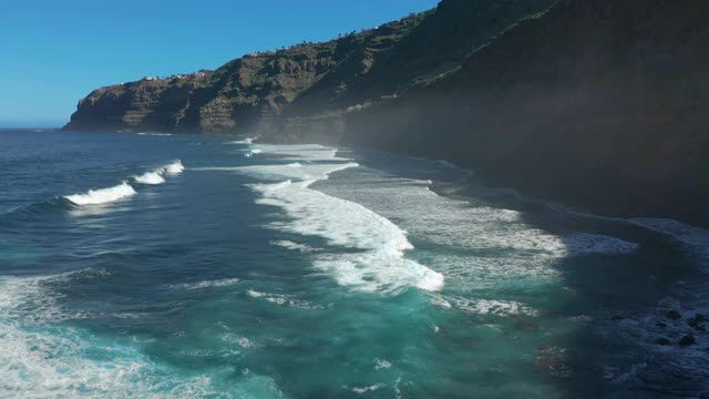 鸟瞰图。飞越火山海岸和海浪，特内里费岛视频素材