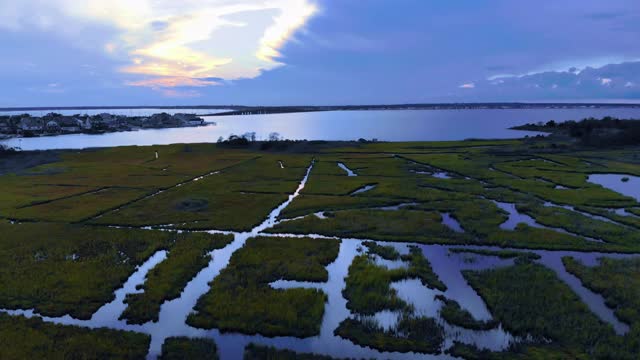 史诗惊人的日落在海洋和风景如画的云彩在日落视频素材