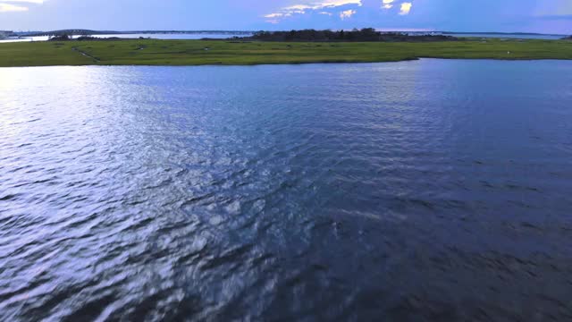 美丽的自然景观，明亮的日落在海洋与粉红色的天空背景视频素材