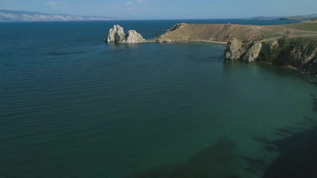 奥尔洪岛贝加尔湖宁静的鸟瞰图著名的旅游景点夏季景观无人机镜头视频素材