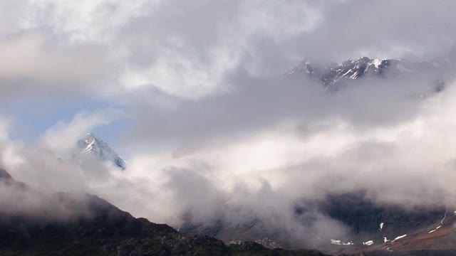 阿拉斯加冰川湾国家公园，雪山上的云朵。视频素材