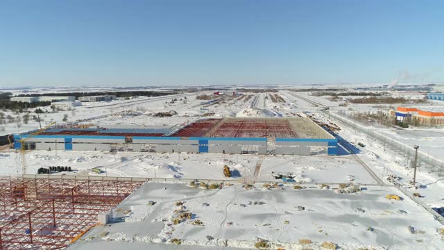 在积雪的建筑工地，未完工的车间视频素材