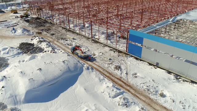 雪地里，卡车靠近红色的未来仓库残骸视频素材