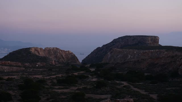 西班牙，多岩石海岸，海上有船视频素材