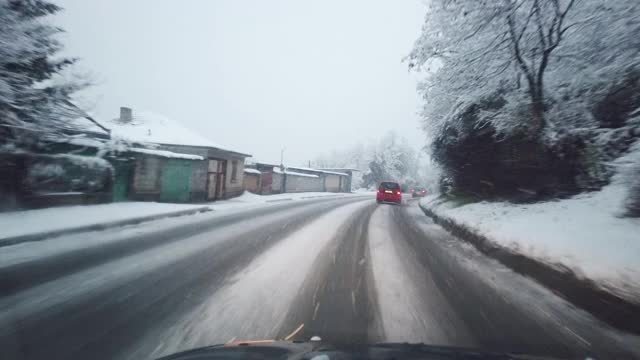 汽车观点。2019冠状病毒病(COVID-19)大流行期间，在大雪中行驶在高速公路上上班。生活忙碌，交通慢了下来。视频素材