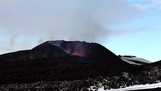 火山喷发与熔岩喷泉。视频素材