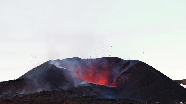 火山喷发与熔岩喷泉。视频素材