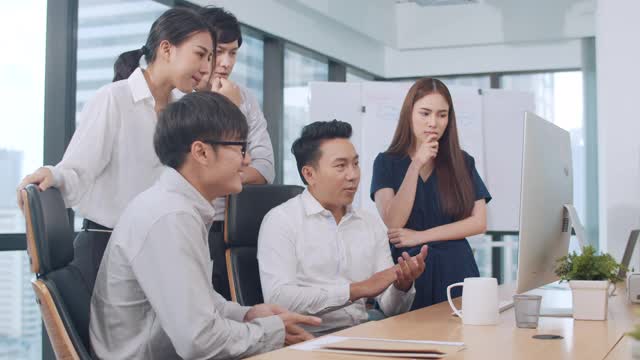 商人和女商人在小型现代化办公室的会议室里庆祝交易后的庆祝和签约。视频素材