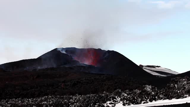 Fimmvorduhals火山裂缝喷发。视频素材