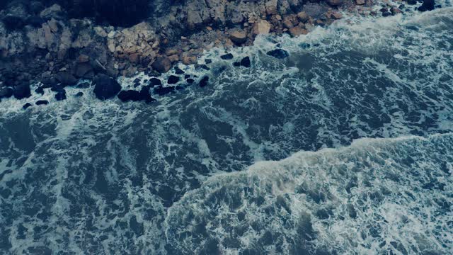 一架无人机拍摄了在大风和暴风雨中拍打着海浪盘旋的海鸥视频素材