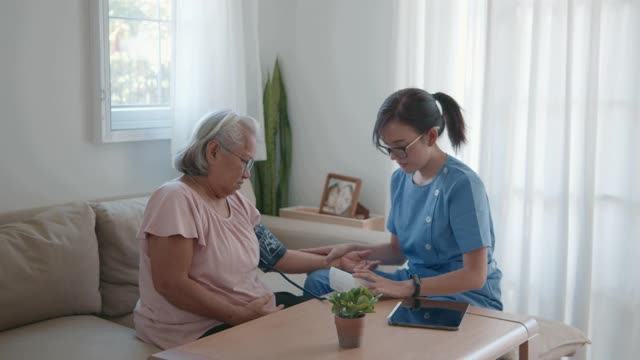 女医生正在检查这位老年病人。视频素材