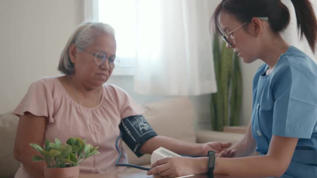 女医生正在检查这位老年病人。视频素材