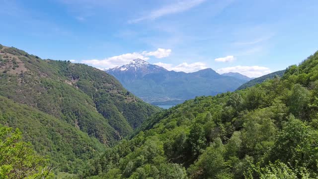 高山之间的科莫湖的空中景观视频素材