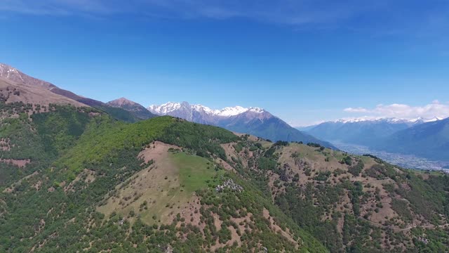 高山之间的科莫湖的空中景观视频素材