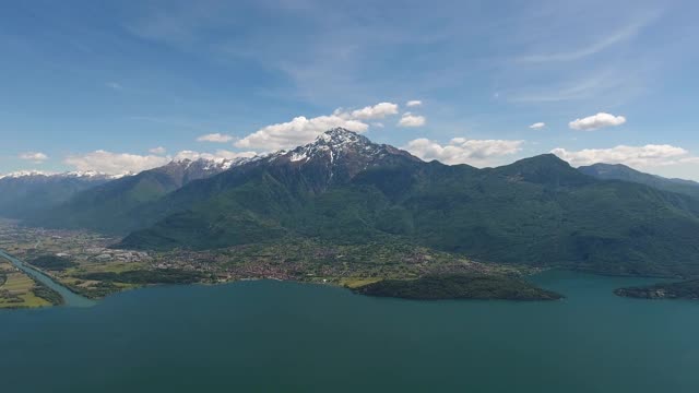 高山之间的科莫湖的空中景观视频素材