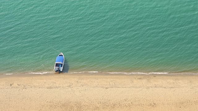 美丽的热带海滩，大海，蓝天，棕榈树，度假休闲视频素材