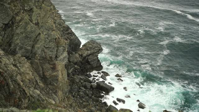 海浪撞击岩石的海景视频素材