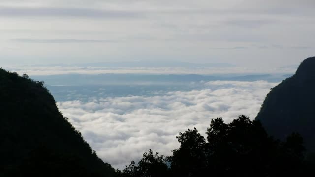 山峦和丘陵景观与雾海视频素材