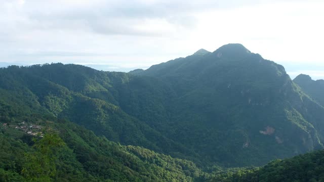 山峦和丘陵景观与雾海视频素材