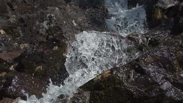 山河在岩石之间。山上的瀑布很急视频素材