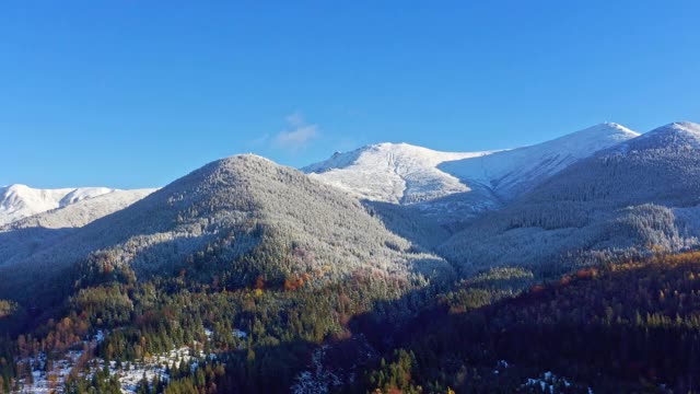 乌克兰喀尔巴阡山脉的Dzembronya村附近风景如画视频素材