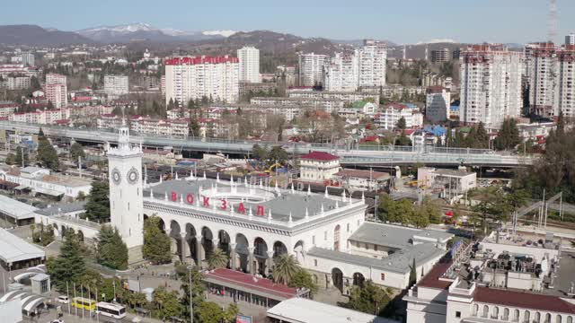 从直升飞机上飞过旅游城市索契的建筑和交通视频素材