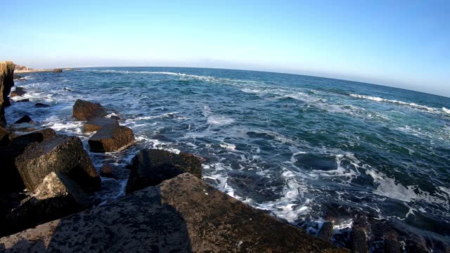 海浪拍打着石头码头视频素材