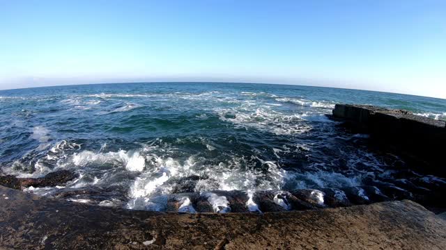 海浪拍打着石头码头视频素材