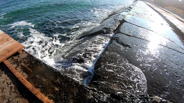 海浪拍打着石头码头视频素材