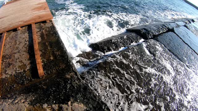 海浪拍打着石头码头视频素材