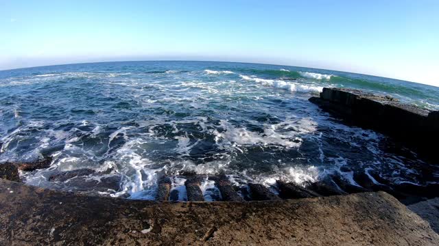 海浪拍打着石头码头视频素材