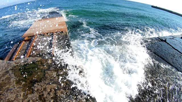 海浪拍打着石头码头视频素材