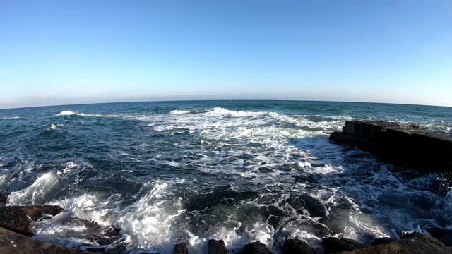 海浪拍打着石头码头视频素材