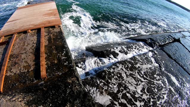 海浪拍打着石头码头视频素材