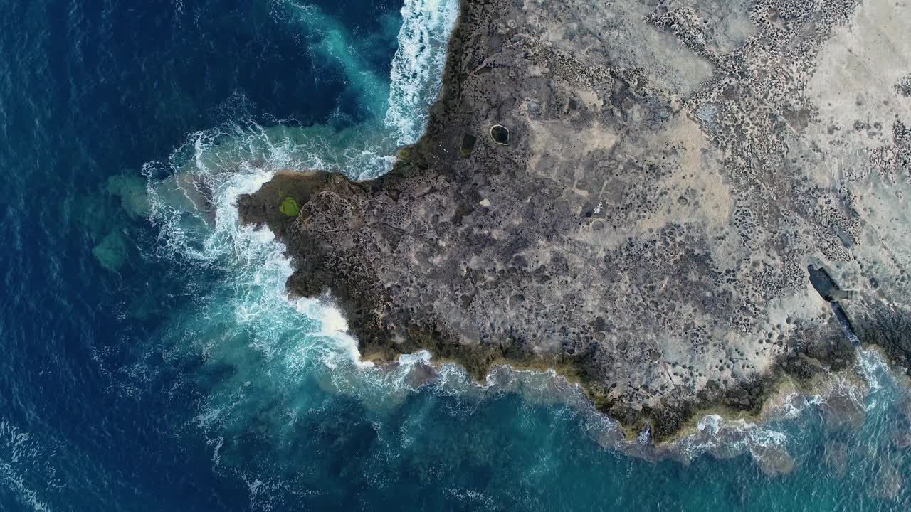 地中海梅诺卡岛的珊瑚礁和海岸线。我们可以看到海浪来和去的礁泡沫-鸟瞰图4K视频素材