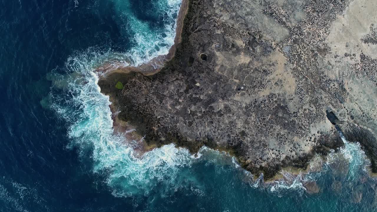 地中海梅诺卡岛的珊瑚礁和海岸线。我们可以看到海浪在礁石上来来去去，用4K无人机鸟瞰视频素材