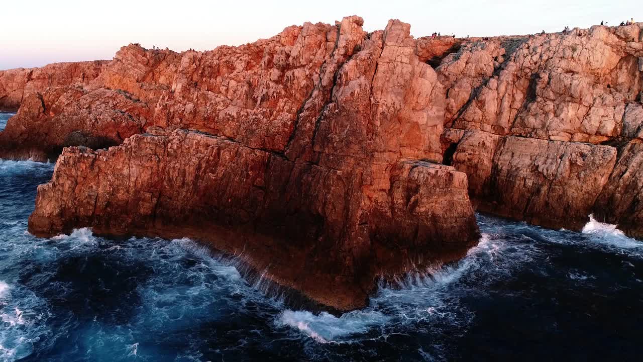 梅诺卡礁和地中海海岸的全景。我们可以看到海浪在礁石上翻滚，产生4K的泡沫视频素材