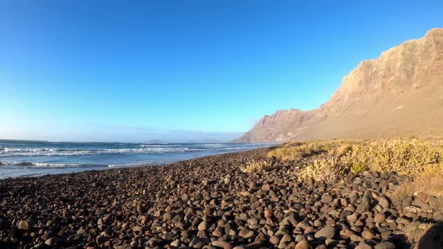 法玛拉海滩，风景优美的植物，海洋和山在兰萨罗特，加那利群岛视频素材