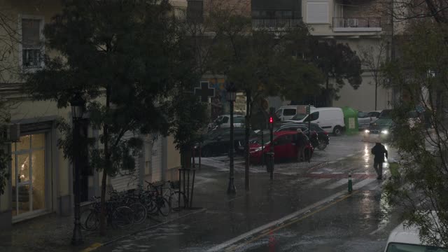 秋雨绵绵，下着冰雹。瓦伦西亚,西班牙视频素材