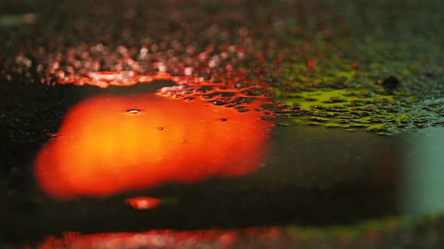 雨后人行道上水坑的倒影和影子视频素材