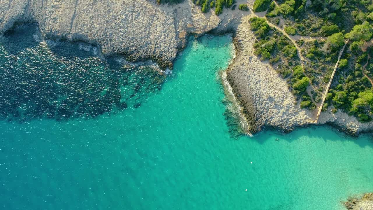 在梅诺卡湾与绿松石透明的水旁边的森林在4K岛视频素材