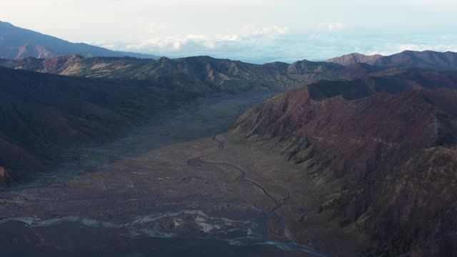 令人惊叹的鸟瞰图，广阔的平原被美丽的山脉包围，包括布罗莫山和巴托克山。西莫罗拉旺，东爪哇，印度尼西亚。视频素材