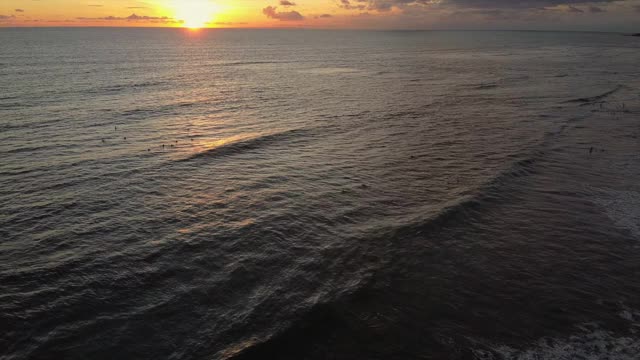 日落时在海里游泳。度假者在享受夏日，在空中翱翔视频素材