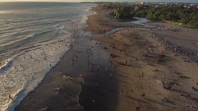 海洋和海滩总是吸引很多人。空中夏天的场景视频素材