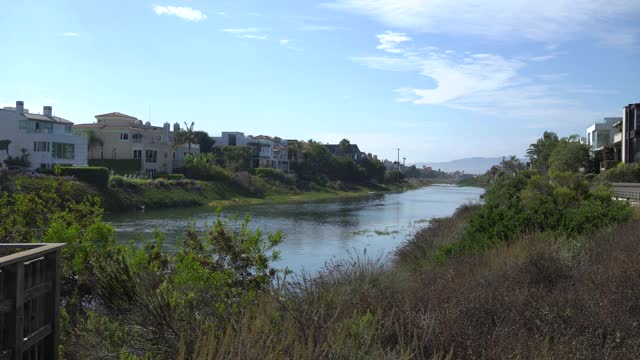 美丽的Marina del Rey泻湖。有海水的通道。海岸两侧的私人住宅。这是加州洛杉矶温暖的晴天。视频素材